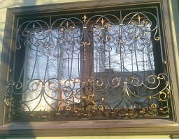 Установка кованых решеток на окна на ул. Набережной